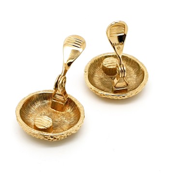 Monet goudkleurige oorbellen met crèmekleurig email en geribde metalen rand signed