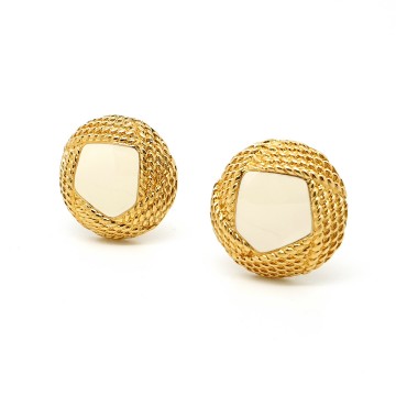 Monet goudkleurige oorbellen met crèmekleurig email en geribde metalen rand