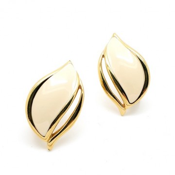 Monet - goldtone cream enamelled earrings - Bliinkt