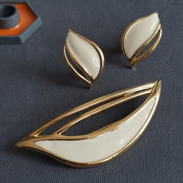 Monet - goldtone cream enamelled earrings - Bliinkt