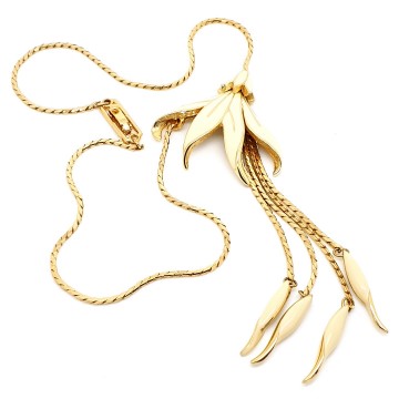 Monet - bookpiece 1979, delicate goldtone necklace with cream enamelled flower, lariat style - Bliinkt