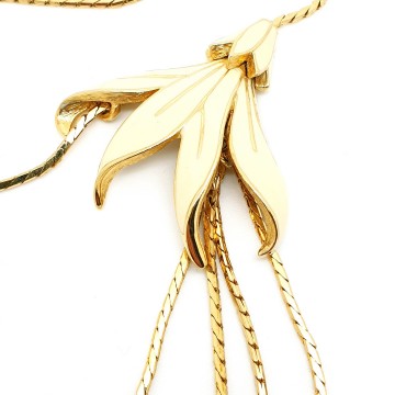 Monet - bookpiece 1979, delicate goldtone necklace with cream enamelled flower, lariat style - Bliinkt