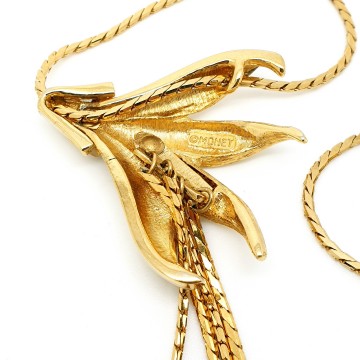 Monet - bookpiece 1979, delicate goldtone necklace with cream enamelled flower, lariat style - Bliinkt