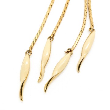 Monet - bookpiece 1979, delicate goldtone necklace with cream enamelled flower, lariat style - Bliinkt