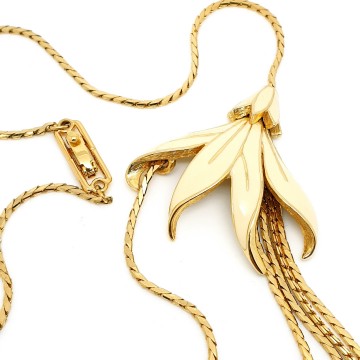 Monet - bookpiece 1979, delicate goldtone necklace with cream enamelled flower, lariat style - Bliinkt