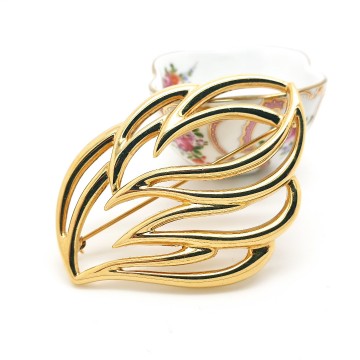 Monet - goldtone open work leaf brooch - Bliinkt