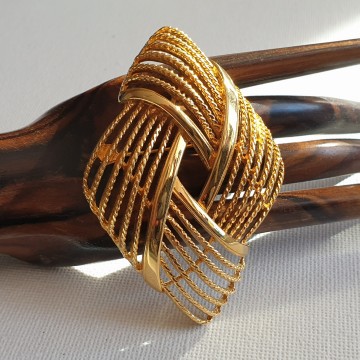 Monet salmiak shaped brooch