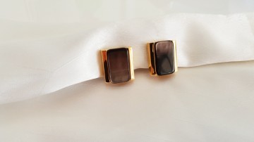 Monet goudkleurige clipsoorbellen met  bruine steen 80s 90s op stof