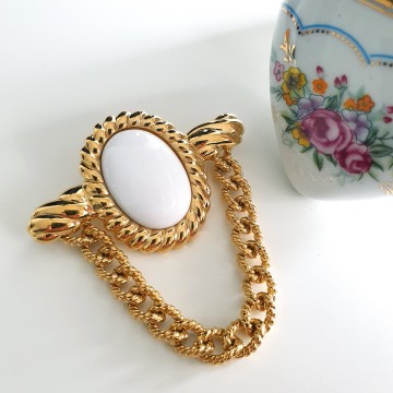 Monet goldtone dangle brooch with white cabochon - Bliinkt