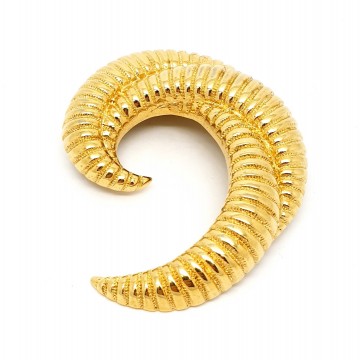 Monet - goldtone ribbed ram's horn brooch - Bliinkt