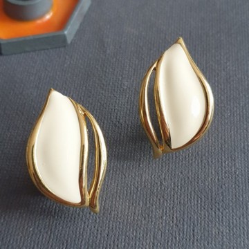 Monet - goldtone cream enamelled earrings - Bliinkt