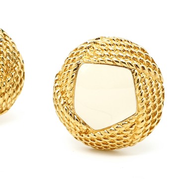 Monet goudkleurige oorbellen met crèmekleurig email en geribde metalen rand