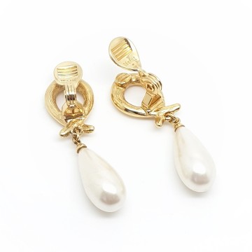 Monet goudkleurige pareloorbellen achterkant