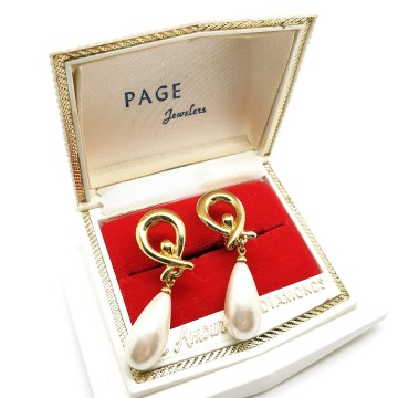 Monet goudkleurige pareloorbellen in box