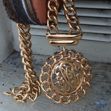 Monet goudkleurige schakelketting  met monogram 50's 60's op polijstmachine