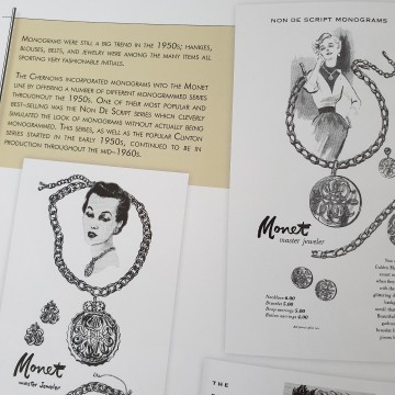 Monet goudkleurige schakelketting  met monogram 50's 60's op boek