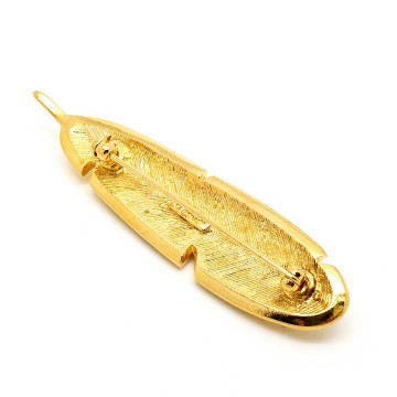 Monet goudkleurige veerbroche met heldere en lichtblauwe strass