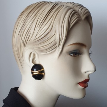 Monet grote eivormige goudkleurige oorbellen met zwart emaille