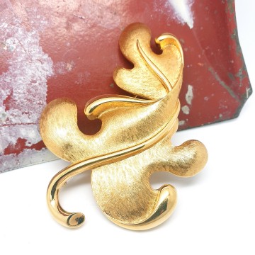 Monet grote goudkleurige bladbroche - Bliinkt