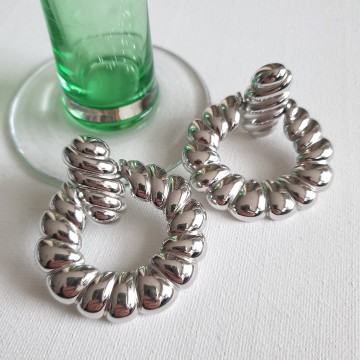 Monet huge silvertone doorknocker earrings - Bliinkt