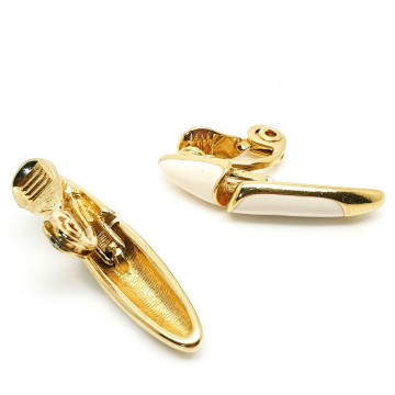 Monet ivoorkleurige beweegbare oorbellen achter 2