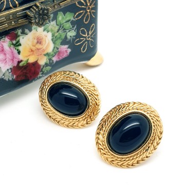 Monet - klassieke goudkleurige ovale stekeroorbellen met zwarte cabochon en koordrand - Bliinkt