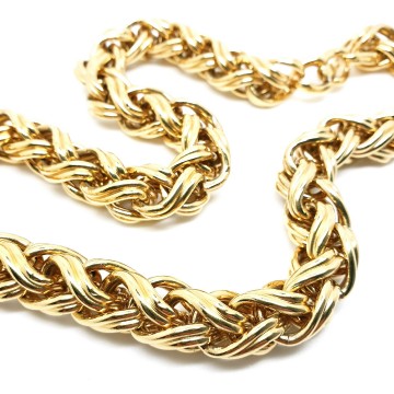 Monet korte, dikke, zware goudkleurige schakelketting close-up