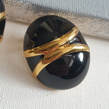 Monet grote eivormige goudkleurige oorbellen met zwart emaille