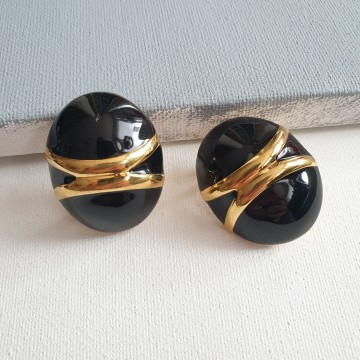Monet grote eivormige goudkleurige oorbellen met zwart emaille