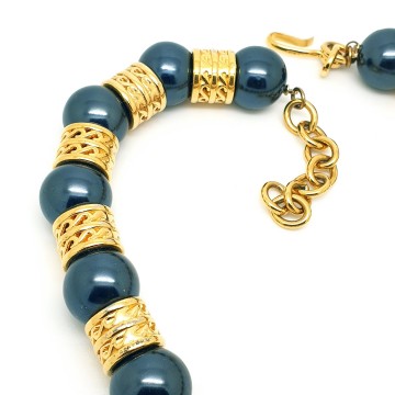 Monet - short necklace with faux dark grey pearls and goldtone spacers - Bliinkt