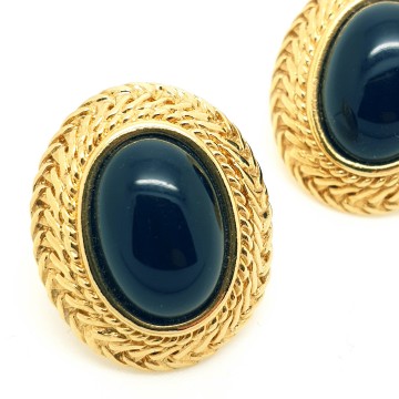 Monet - klassieke goudkleurige ovale stekeroorbellen met zwarte cabochon en koordrand - Bliinkt