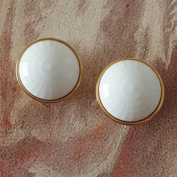 Monet ronde clipoorbellen witte gefacetteerde cabochon met achtergrond