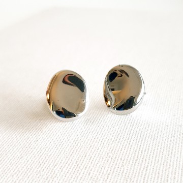 Monet - shiny silvertone wavy earrings - Bliinkt