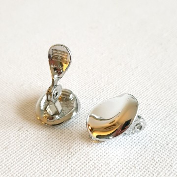 Monet - shiny silvertone wavy earrings - Bliinkt