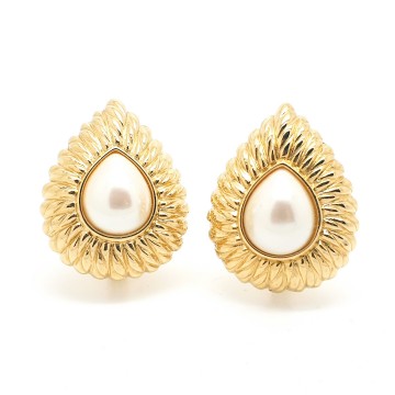 Monet teardrop shaped goldtone earrings with faux pearl and ribbed edge - Bliinkt