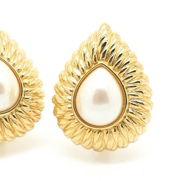 Monet teardrop shaped goldtone earrings with faux pearl and ribbed edge - Bliinkt
