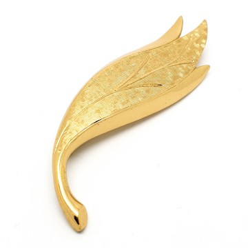 Monet textured goldtone leaf brooch signed