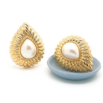 Monet teardrop shaped goldtone earrings with faux pearl and ribbed edge - Bliinkt