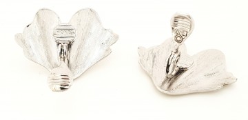 Monet zilverkleurige oorbellen ginkgoblad 60's achterkant