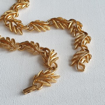 Napier goldtone leaves necklace