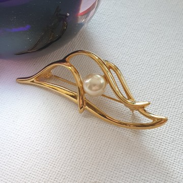Napier faux pearl goldtone brooch