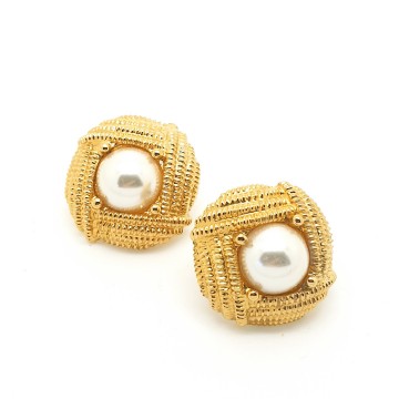 Napier - goldtone pearl earrings with ribbed edge - Bliinkt