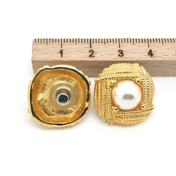 Napier - goldtone pearl earrings with ribbed edge - Bliinkt