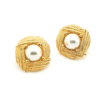 Napier - goldtone pearl earrings with ribbed edge - Bliinkt