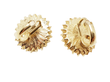 Oorbellen met één grote parel omringd door heldere strasssteentjes in goudkleurige setting achterkant