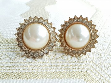 Oorbellen met één grote parel omringd door heldere strasssteentjes in goudkleurige setting op kant