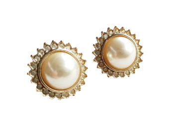 Oorbellen met één grote parel omringd door heldere strasssteentjes in goudkleurige setting