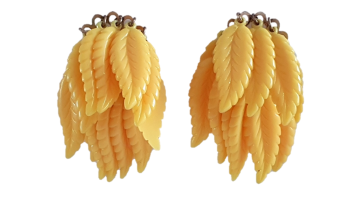Vrolijke plastic oorbellen van kanariegele blaadjes 50's 'bookpiece'