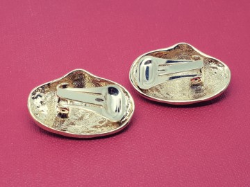 Oorbellen in schelpvorm met parelmoerglans en wit emaille achterkant