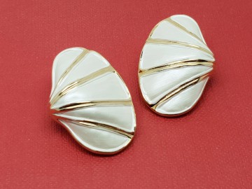 Oorbellen in schelpvorm met parelmoerglans en wit emaille op doek